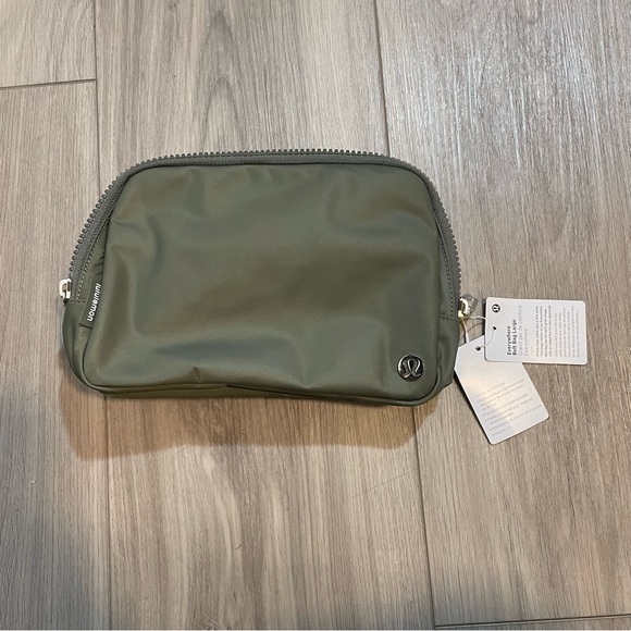 Lululemon Everywhere Belt Bag - Sage Green 2L - Picture 3 of 7